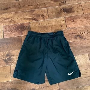 Men’s Nike athletic shorts size large.